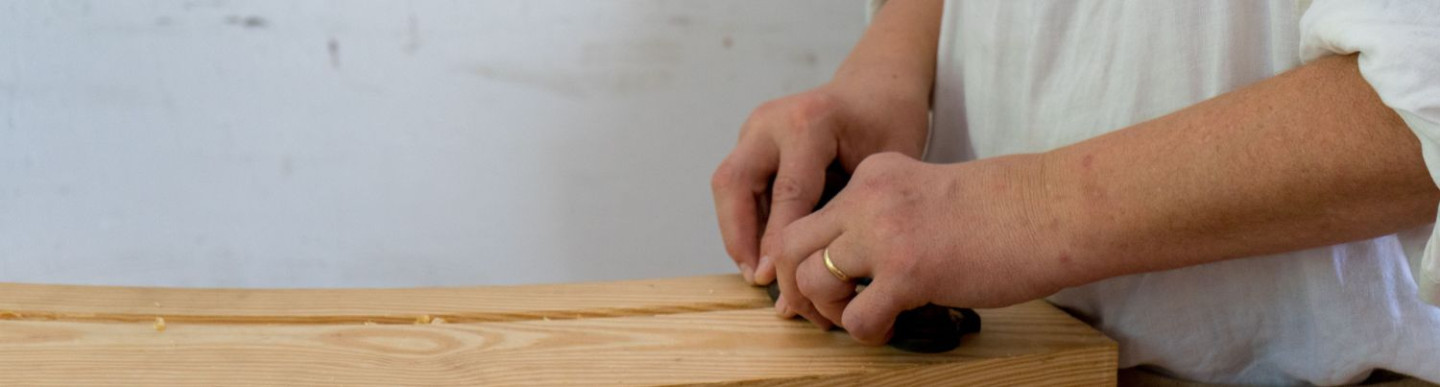 Persoon schaaft hout